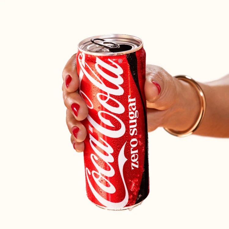 Le packaging Coca-Cola issu du rebranding mondial signé JKR